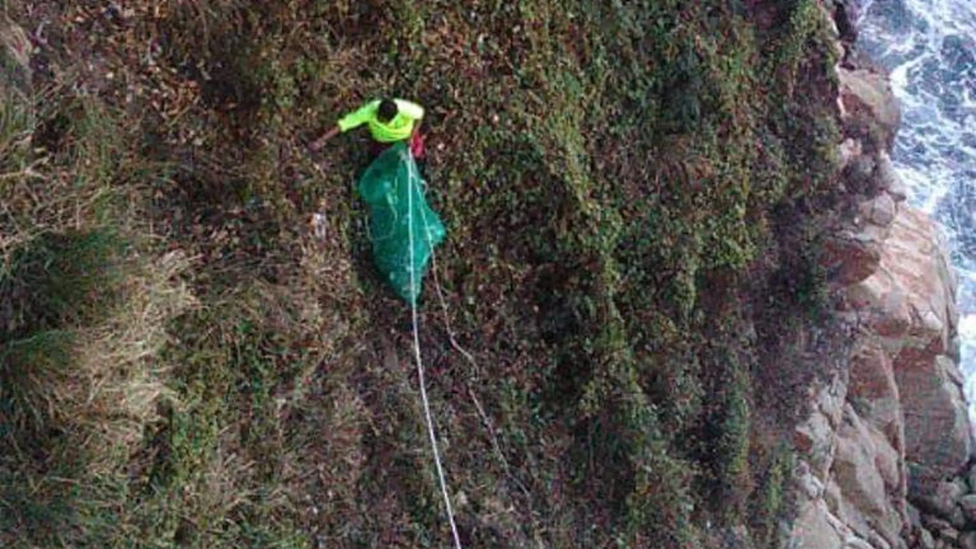 Recolectan basura en acantilados de la quebrada